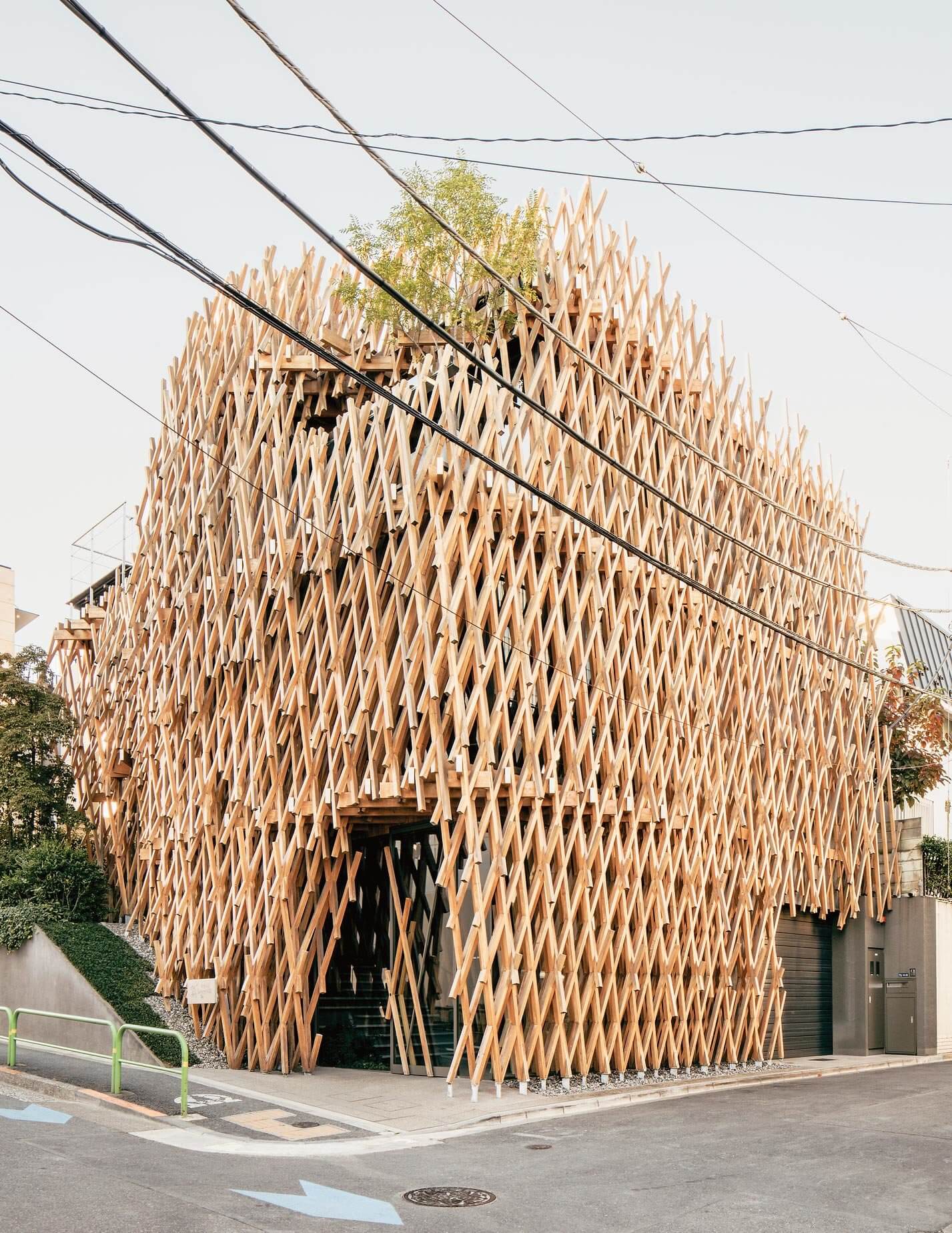 The intricate, eye-catching exterior of SunnyHills in the upscale Tokyo neighborhood of Minami-Aoyama houses a pineapple cake shop. The lattice is made from pieces of untreated cypress.