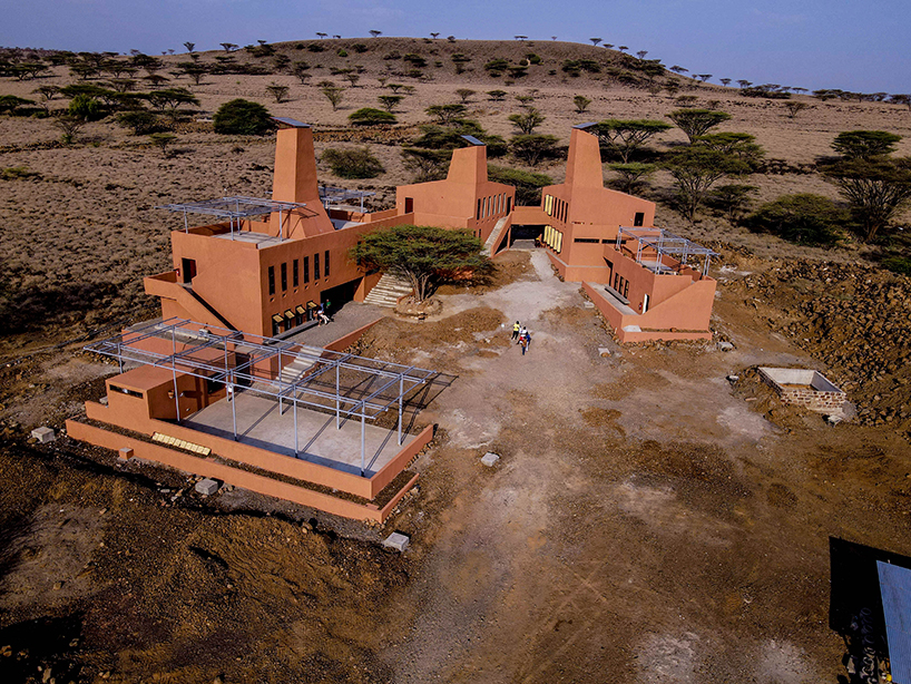 Despite their toughness, the walls must be covered with a big overhanging tin roof to protect them from rain. In Burkina Faso, many homes have corrugated metal roofs that absorb heat from the sun, making the interior living space very hot. II. STARTUP LIONS CAMPUS, KENYA